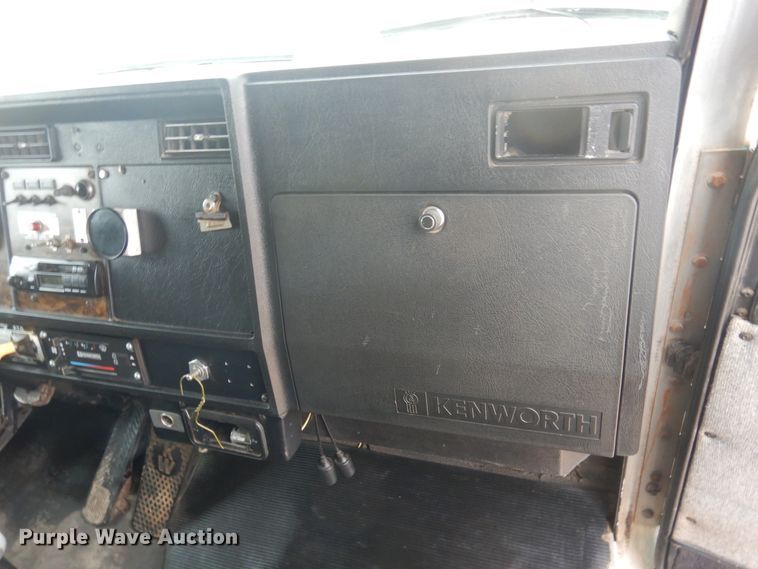 image for item DJ1071 1995 Kenworth T300  flatbed truck