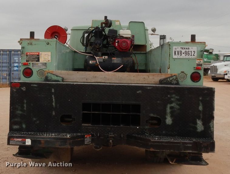 image for item DJ1072 1994 International 4800  utility truck