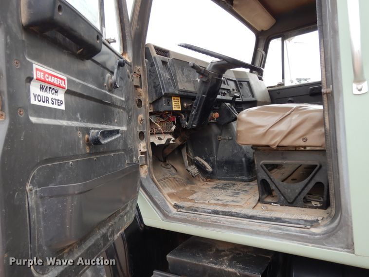 image for item DJ1072 1994 International 4800  utility truck