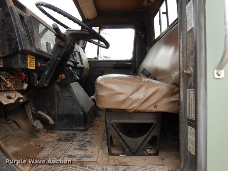 image for item DJ1072 1994 International 4800  utility truck