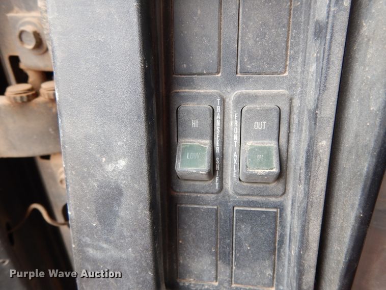 image for item DJ1072 1994 International 4800  utility truck