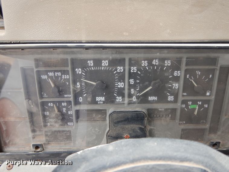 image for item DJ1072 1994 International 4800  utility truck