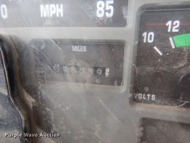 image for item DJ1072 1994 International 4800  utility truck