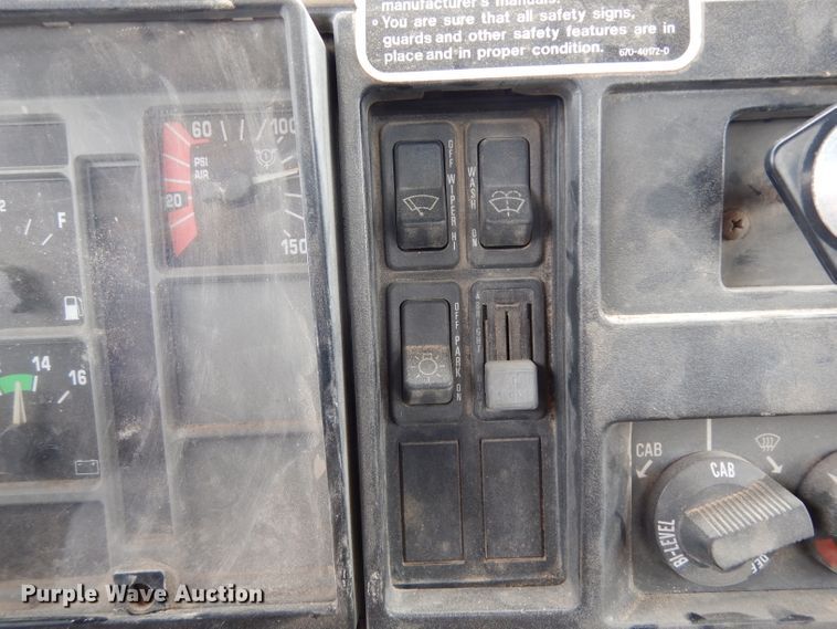 image for item DJ1072 1994 International 4800  utility truck