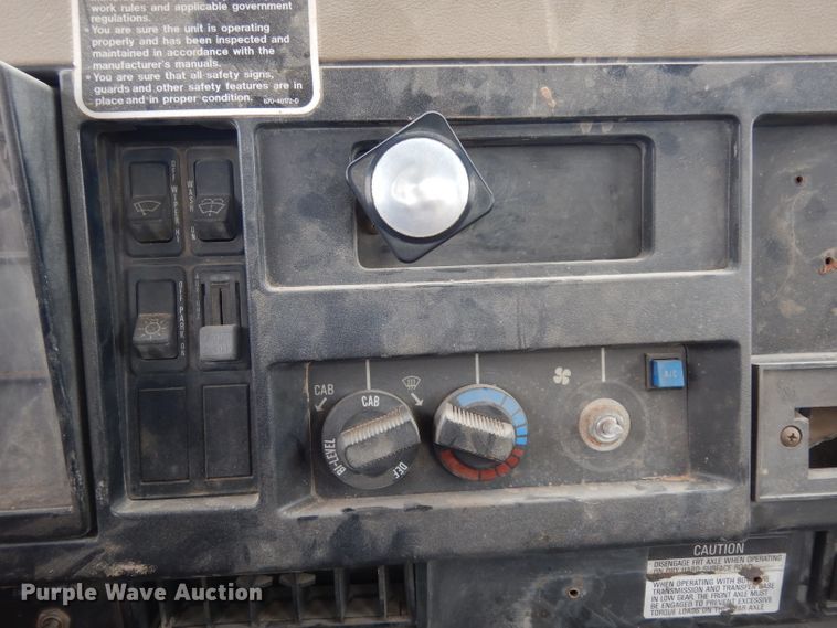 image for item DJ1072 1994 International 4800  utility truck