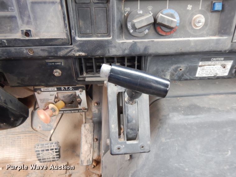 image for item DJ1072 1994 International 4800  utility truck