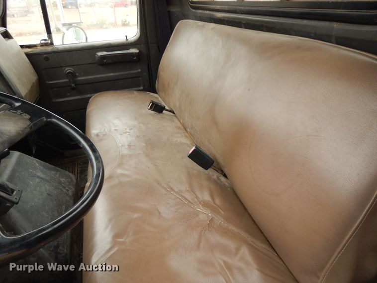 image for item DJ1072 1994 International 4800  utility truck