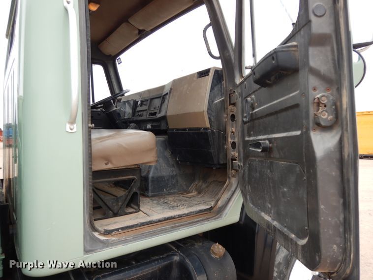 image for item DJ1072 1994 International 4800  utility truck