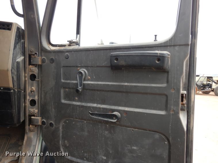 image for item DJ1072 1994 International 4800  utility truck