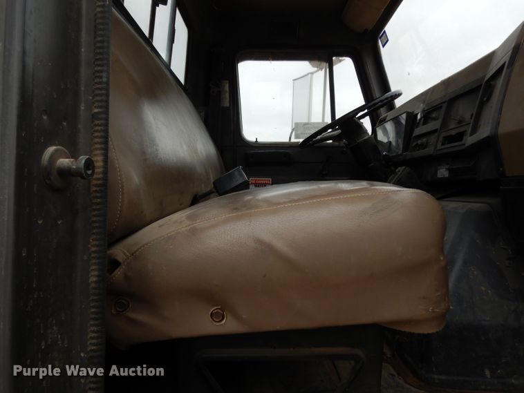 image for item DJ1072 1994 International 4800  utility truck