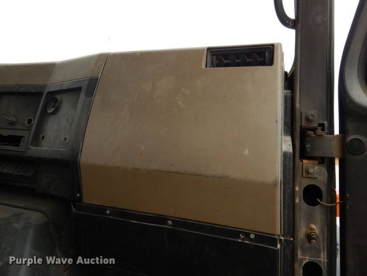 image for item DJ1072 1994 International 4800  utility truck