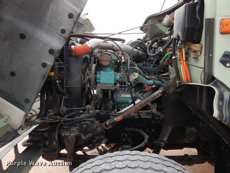 image for item DJ1072 1994 International 4800  utility truck