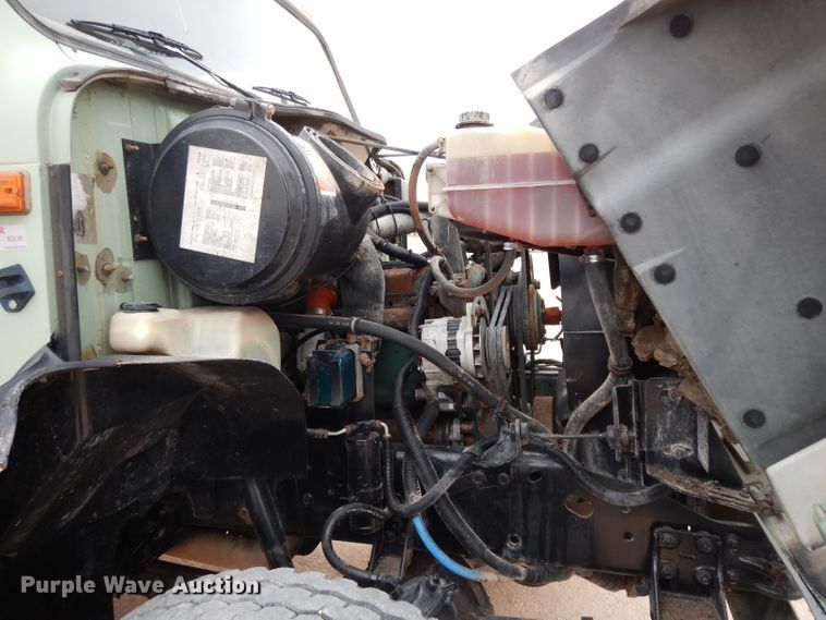 image for item DJ1072 1994 International 4800  utility truck