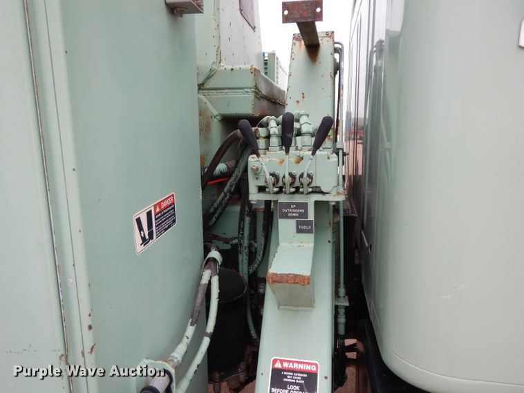 image for item DJ1072 1994 International 4800  utility truck