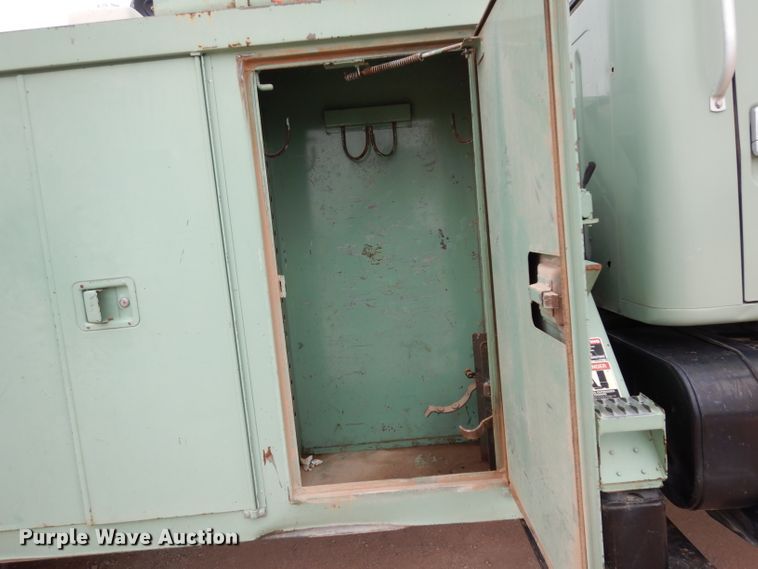 image for item DJ1072 1994 International 4800  utility truck