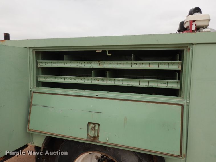 image for item DJ1072 1994 International 4800  utility truck