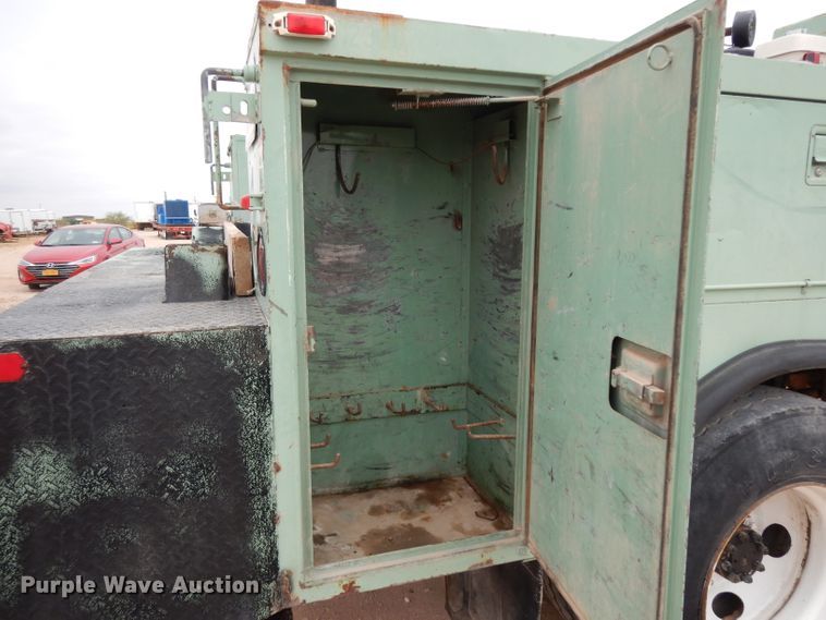 image for item DJ1072 1994 International 4800  utility truck