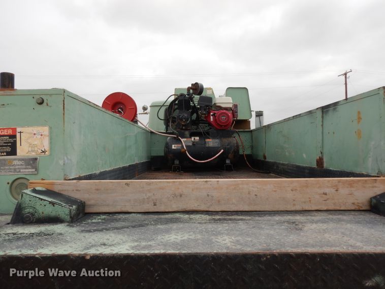 image for item DJ1072 1994 International 4800  utility truck