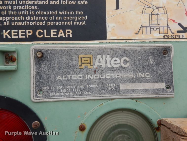 image for item DJ1072 1994 International 4800  utility truck