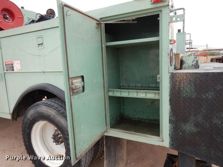 image for item DJ1072 1994 International 4800  utility truck