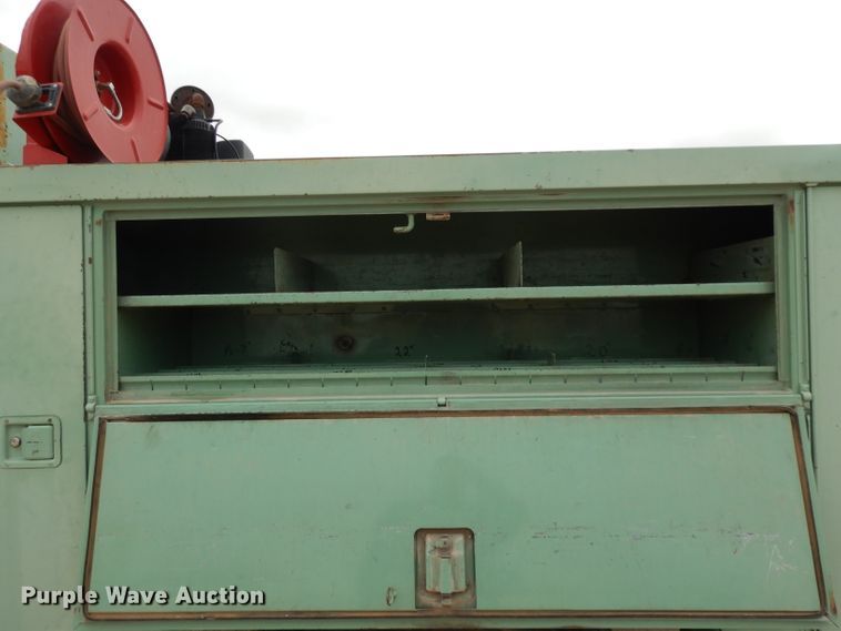 image for item DJ1072 1994 International 4800  utility truck