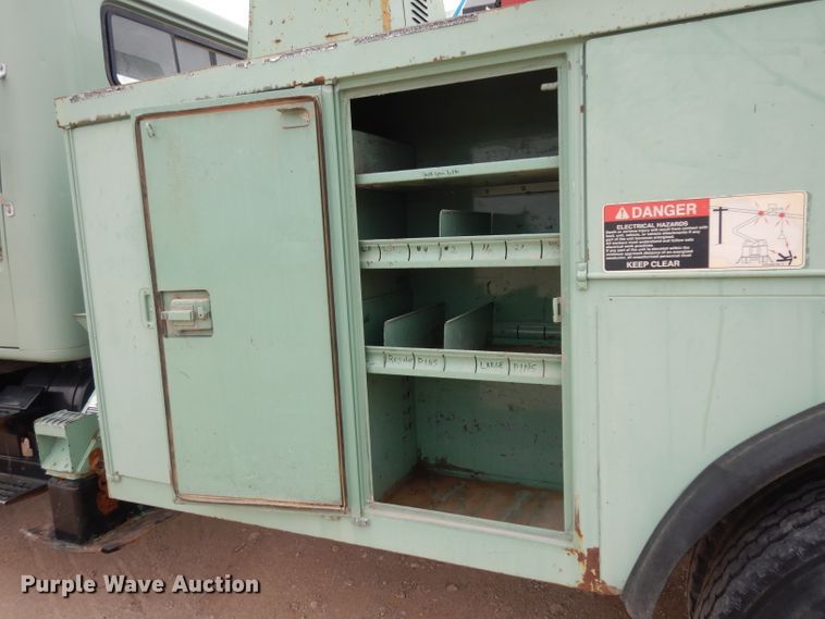 image for item DJ1072 1994 International 4800  utility truck