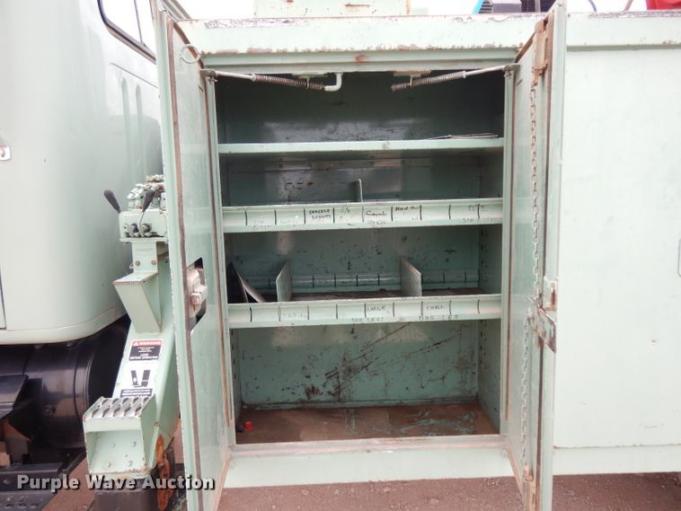 image for item DJ1072 1994 International 4800  utility truck