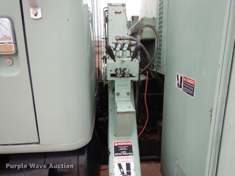 image for item DJ1072 1994 International 4800  utility truck