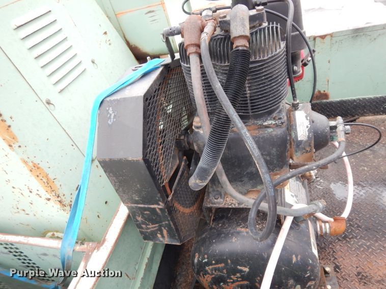 image for item DJ1072 1994 International 4800  utility truck