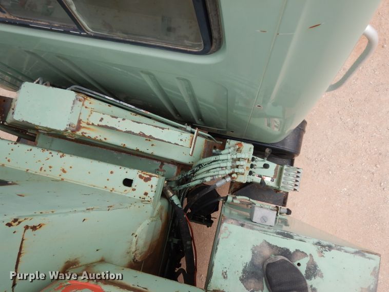 image for item DJ1072 1994 International 4800  utility truck