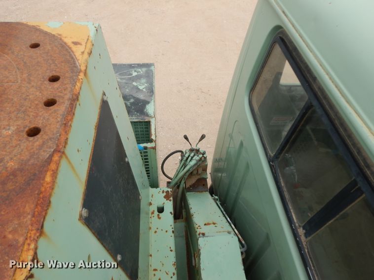 image for item DJ1072 1994 International 4800  utility truck