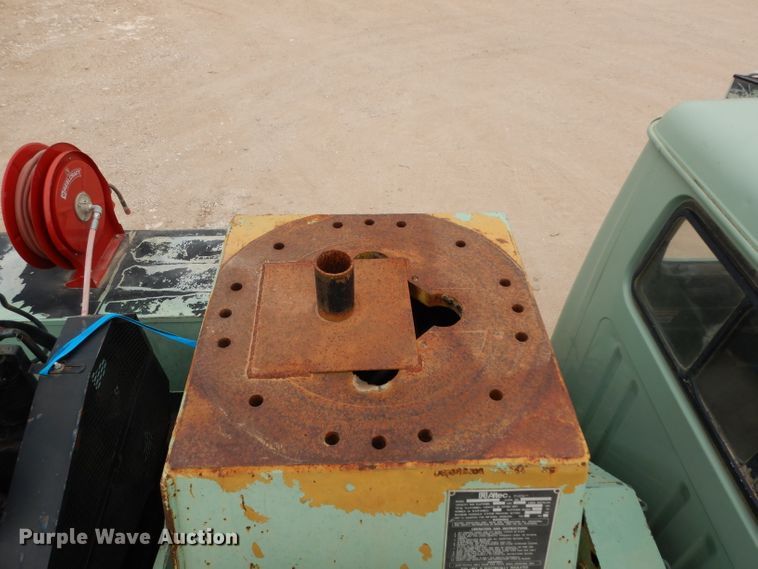 image for item DJ1072 1994 International 4800  utility truck