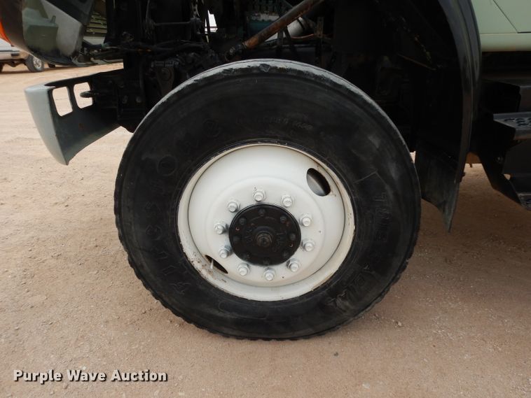 image for item DJ1072 1994 International 4800  utility truck