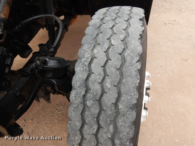 image for item DJ1072 1994 International 4800  utility truck