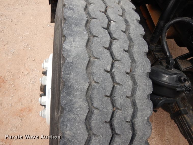 image for item DJ1072 1994 International 4800  utility truck