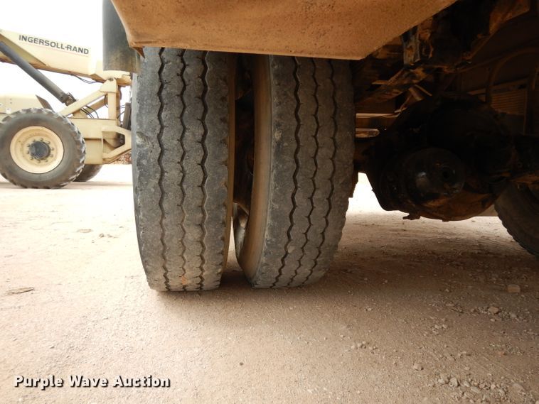 image for item DJ1072 1994 International 4800  utility truck