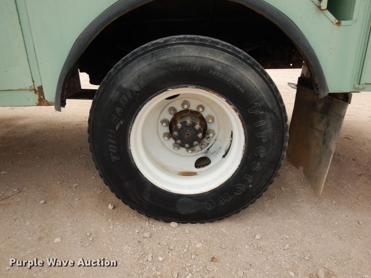 image for item DJ1072 1994 International 4800  utility truck