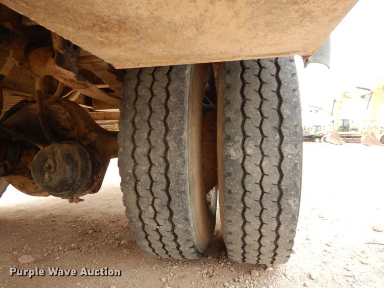 image for item DJ1072 1994 International 4800  utility truck