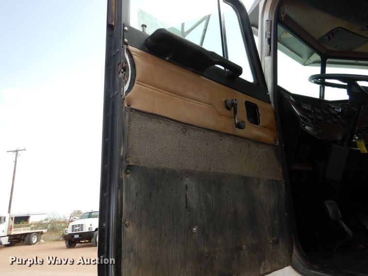 image for item DJ8766 1997 Peterbilt 357  flatbed truck