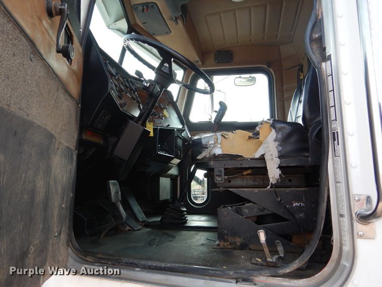 image for item DJ8766 1997 Peterbilt 357  flatbed truck