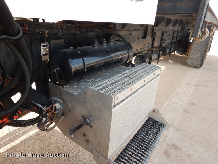 image for item DJ8766 1997 Peterbilt 357  flatbed truck