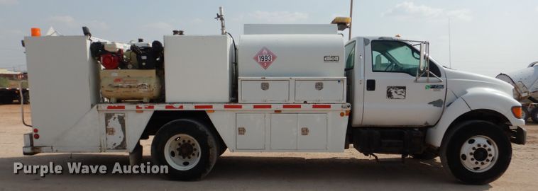 image for item DJ8775 2002 Ford F750 Super Duty  service truck