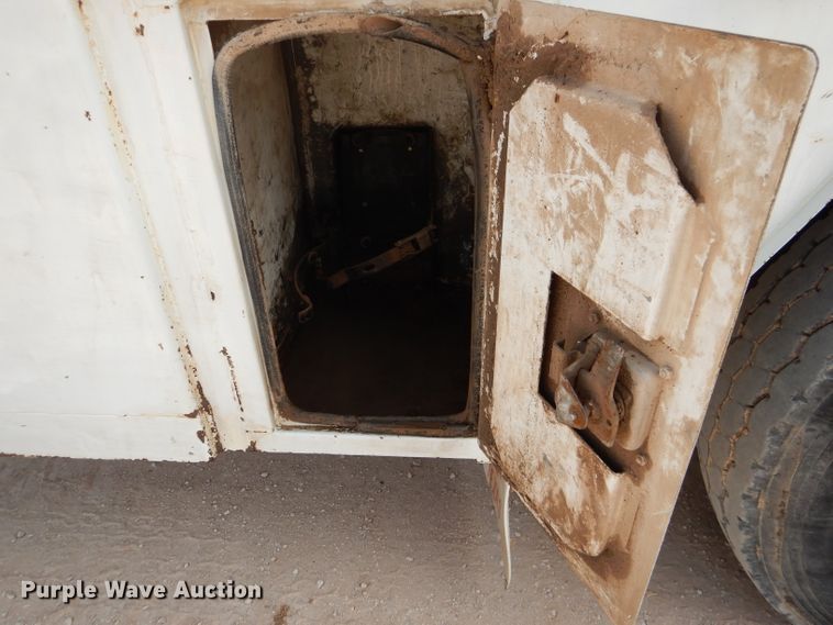 image for item DJ8775 2002 Ford F750 Super Duty  service truck