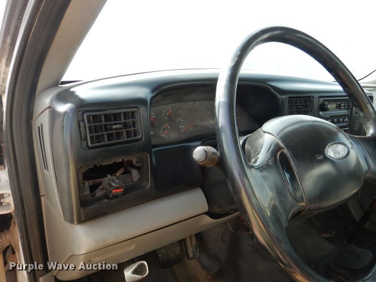 image for item DJ8775 2002 Ford F750 Super Duty  service truck