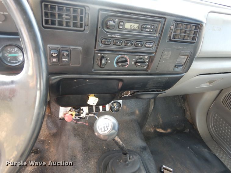 image for item DJ8775 2002 Ford F750 Super Duty  service truck