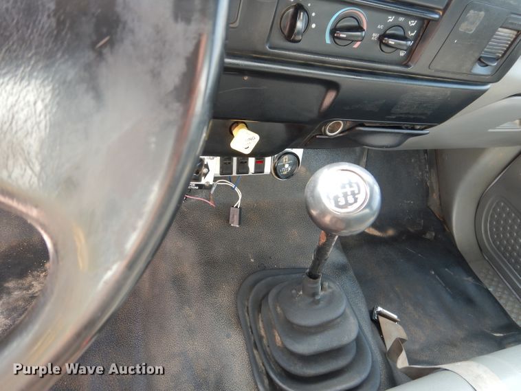 image for item DJ8775 2002 Ford F750 Super Duty  service truck