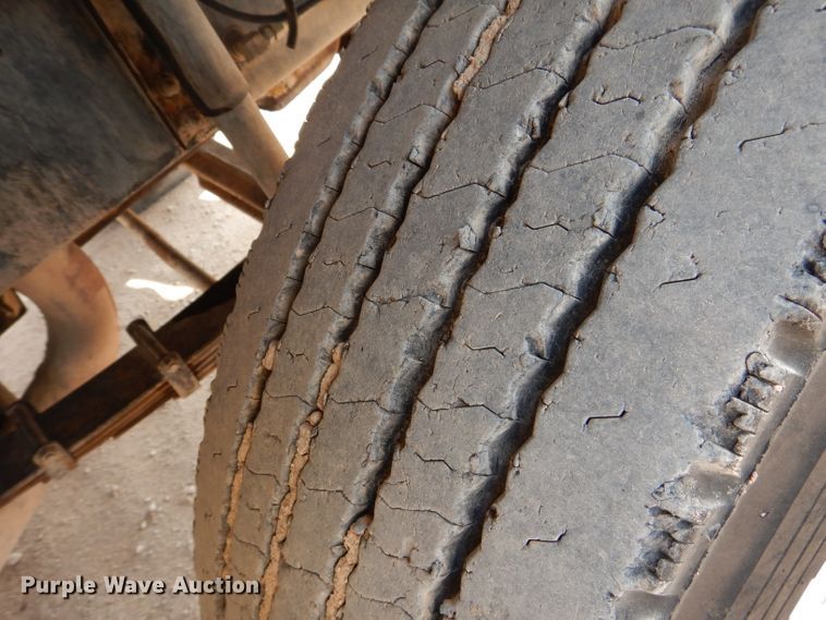 image for item DJ8775 2002 Ford F750 Super Duty  service truck