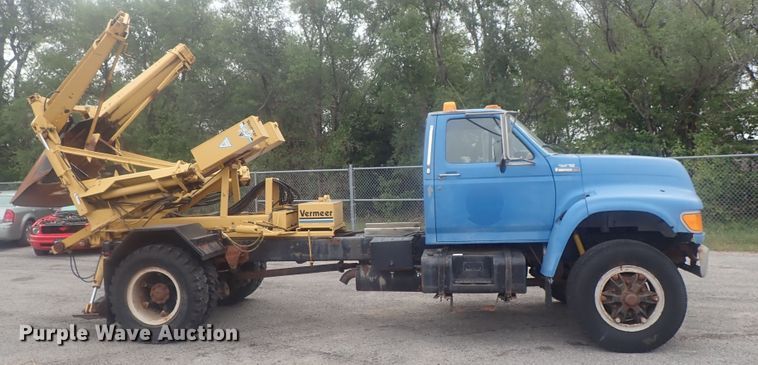 image for item DE0797 1995 Ford F800  truck with Vermeer tree spade