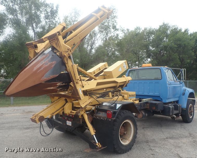 image for item DE0797 1995 Ford F800  truck with Vermeer tree spade