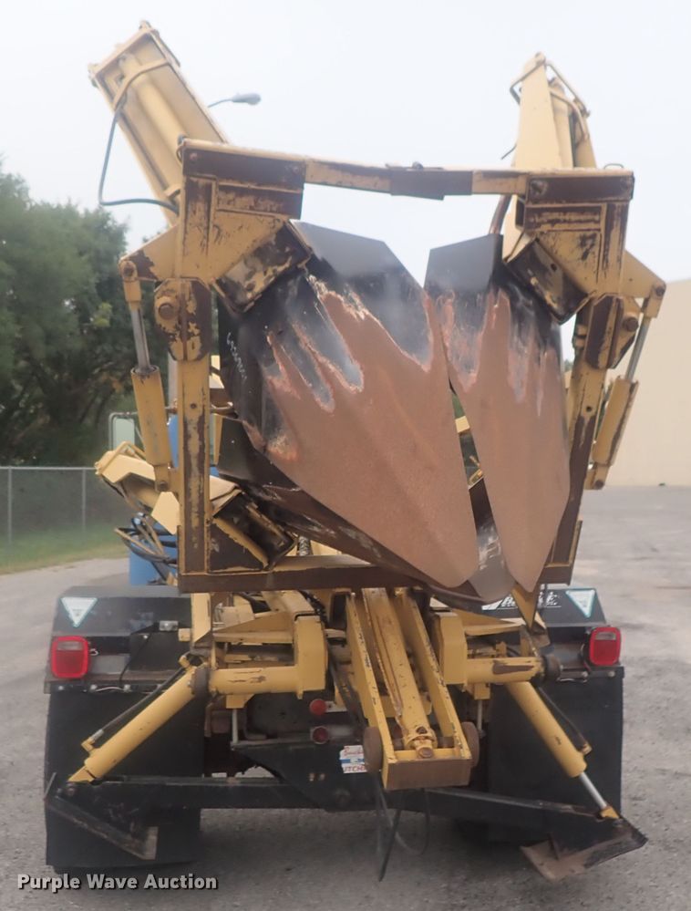 image for item DE0797 1995 Ford F800  truck with Vermeer tree spade